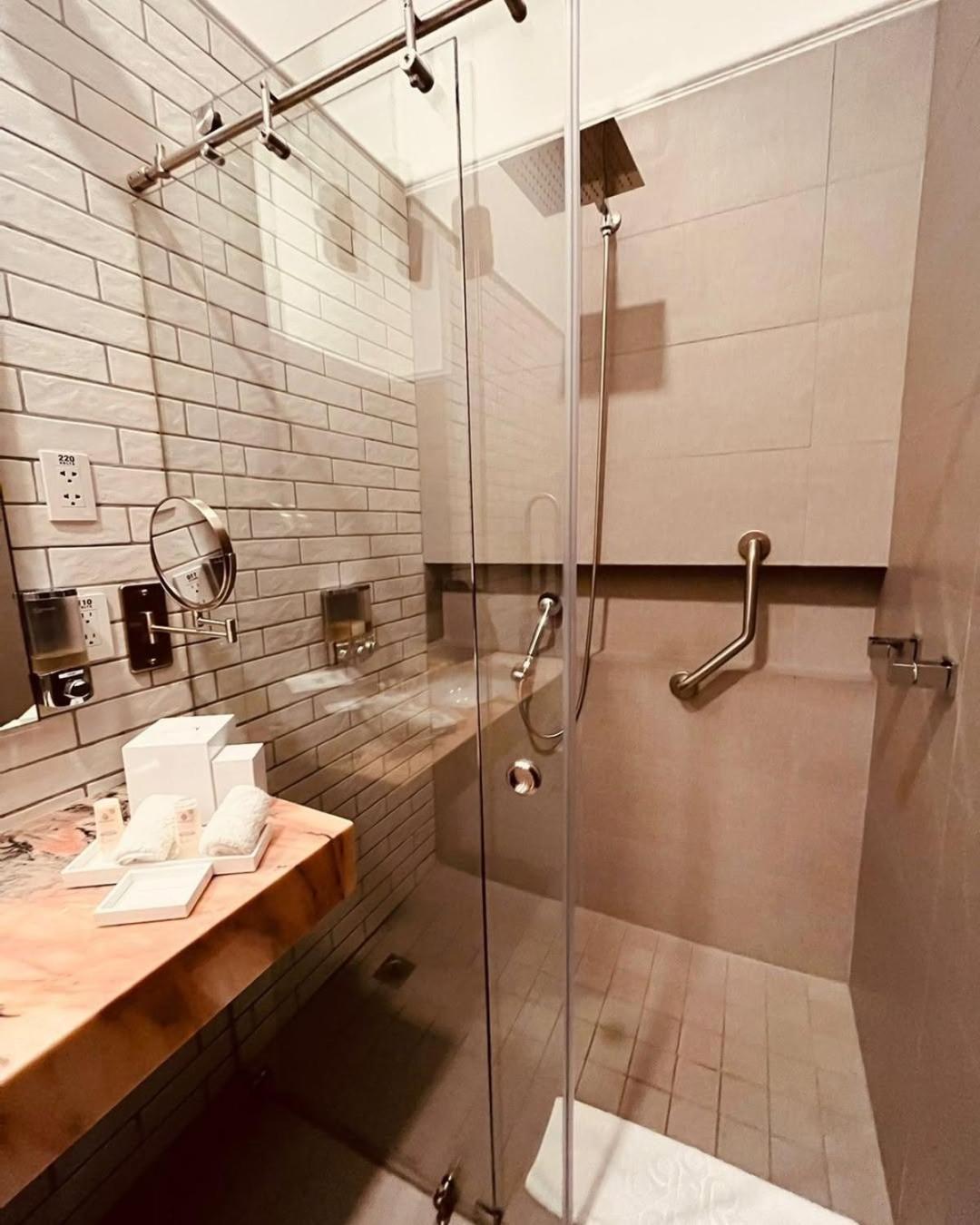 Grand Atlantiis Near Delhi Igi Airport Hotel